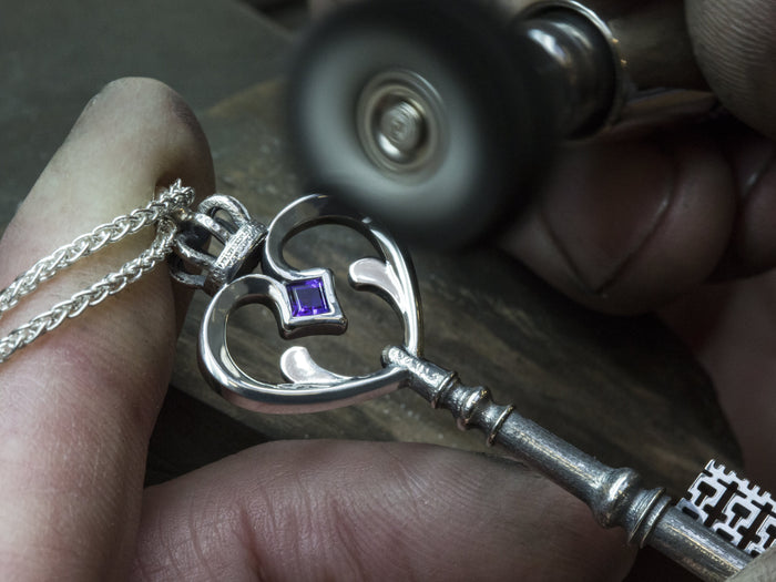 What is the symbolic meaning of key jewelry?
